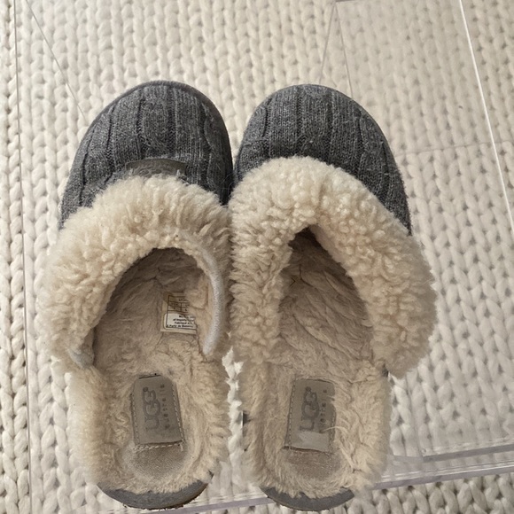 Gray cable knit ugg slippers - Picture 3 of 4